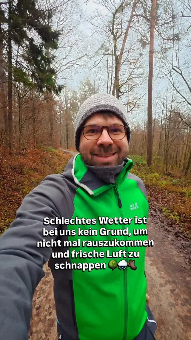Der Niesel tropft auf die Brille, aber die frische Waldluft? Die tut einfach gut 🌲 Manchmal braucht’s nicht viel ❤️ Ein kurzer Spaziergang, durchatmen, den Kopf frei bekommen. Gerade jetzt im Dezember, wenn die Tage kurz sind und der Alltag oft stressig ist 🌬️🎄🌧️