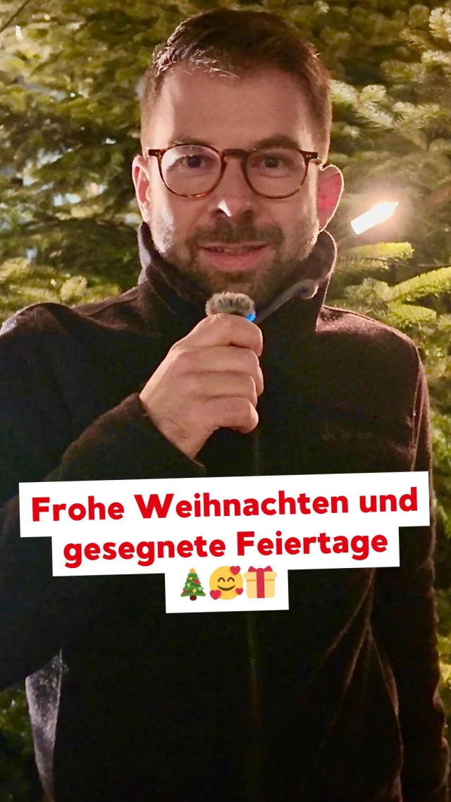 Frohe Weihnachten! 🎄Ich wünsche Ihnen und euch gesegnete Feiertage und einen guten Start ins neue Jahr ✨. Danke an alle, die während der Festtage für uns im Einsatz sind, bei Feuerwehr 🚒, Rettungsdienst 🚑, in Krankenhäusern 🏥 und allen Hilfsorganisationen. Mein Last Minute Geschenktipp: Sammelt für eine Stunde die Handys ein und schenkt euch Zeit füreinander. Kostet nichts und ist unbezahlbar 🥰. Ihr Simon Dümig, Landratskandidat für den Landkreis Aschaffenburg​​​​​​​​​​​​​​​​ 🏡 #landkreisaschaffenburg #aschaﬀenburg #sailauf #kahlgrund #spessart