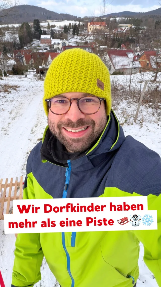 🛷 Wir Dorfkinder haben mehr als eine Piste. Wenn die Hotspots zu stark befahren sind fahren wir eben lokal 😉☃️❄️ #sailauf #spessart #landkreisaschaffenburg #schlittenfahren #winter