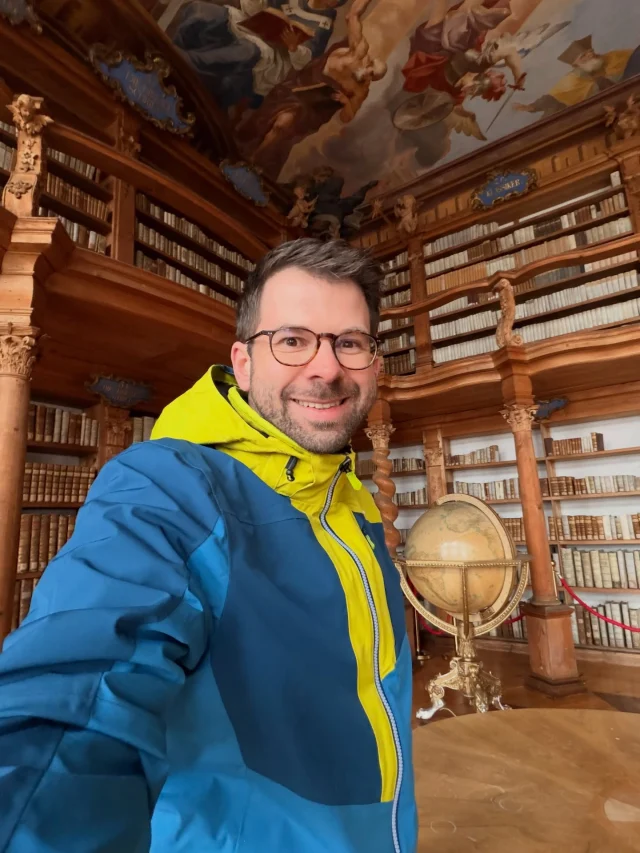 Angedockt an das Kultusministerium darf ich bereits seit drei Jahren als Sprecher des BNE-Teams Bayern für Unterfranken Schulen im Bereich „Bildung für nachhaltige Entwicklung“ (BNE) unterstützen, das Projekt „Klimaschule Bayern“ mitgestalten und in Arbeitskreisen am Staatsinstitut für Schulqualität und Bildungsforschung (ISB) mitwirken. 🌿 Aktuell bin ich dafür wieder drei Tage zu unserer Jahrestagung an der Akademie für Lehrerfortbildung in Dillingen, die in den geschichtsträchtigen Gebäuden der ehemaligen Universität untergebracht ist. 🏫 In der Mittagspause hatte ich heute das erste Mal die Chance, mir dort während einer Führung, den Goldenen Saal und die alte Universitätsbibliothek anzusehen. Beide original erhalten und nicht während des zweiten Weltkriegs zerstört. Der Saal aus dem Jahr 1761 ist ein echter Rokoko-Traum mit riesigem Deckenfresko, und in der Bibliothek von 1713 faszinieren vor allem die uralten, kunstvollen Holzschnitzereien. Ein tolles historisches Ambiente für unsere Arbeit 🤗🌱✨ #bne #dillingen #instalehrerzimmer