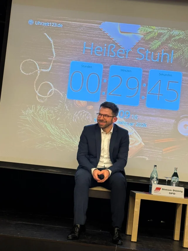 Traditioneller „Heißer Stuhl“ des DGB mit den Landratskandidaten im Landkreis Aschaffenburg: Florian Hofmann, Alexander Legler und mir in Alzenau ❤️ Wie gewohnt hochprofessionell moderiert vom Chefredakteur des Main-Echo @martinschwarzkopf sowie dem Vorsitzenden des DGB Kreisverbands Aschaffenburg-Miltenberg @wortmann.bjorn. #alzenau #landkreisaschaffenburg #aschaffenburg