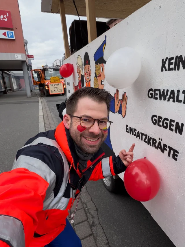 🥳 Aschaffenburger Faschingszug 2026 mit unserem Mottowagen „Keine Gewalt gegen Einsatzkräfte!“ 🚑🚒🚓❤️ #aschaffenburg #fasching #sailauf #landkreisaschaffenburg