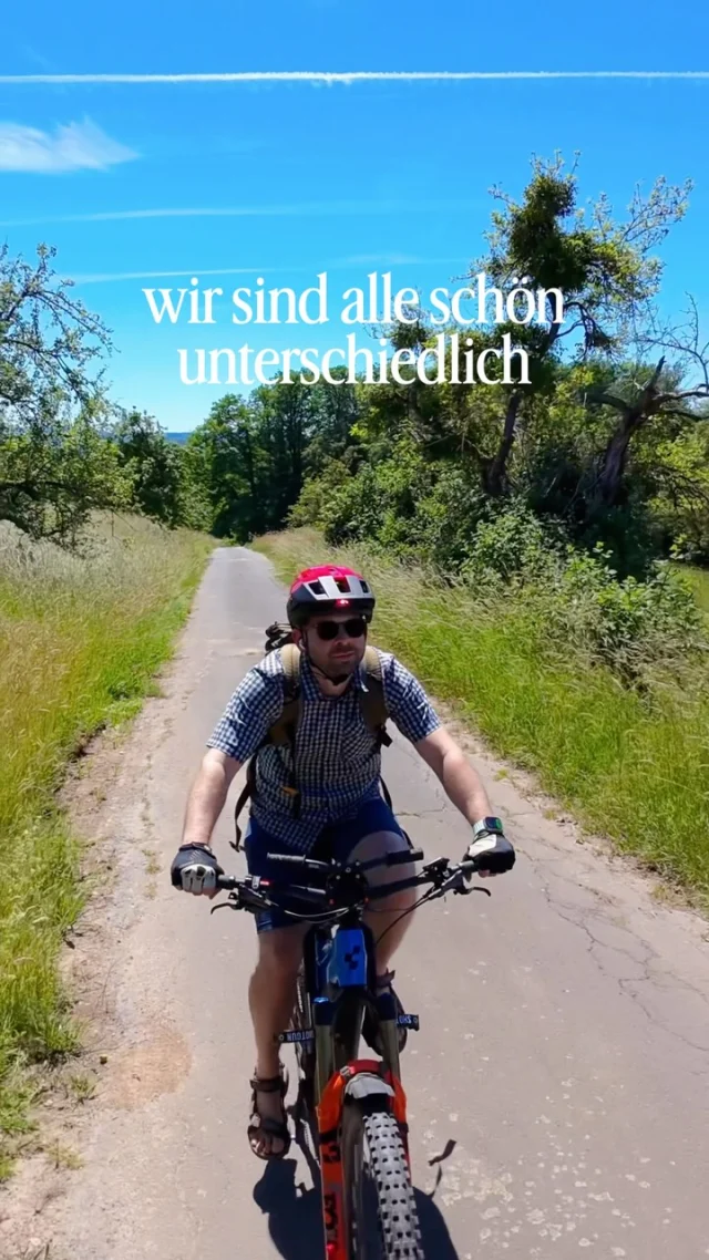 🚵‍♂️ Ich glaube wirklich, dass unsere Welt schöner wird, wenn wir einfach mal kurz durchatmen und füreinander da sind ❤️ Die Welt dreht sich schnell genug, da muss man sich gegenseitig nicht auch noch das Leben schwerer machen. Lieber lachen, helfen und füreinander da sein. Das kostet nix und verändert trotzdem alles. 🫶Schließlich sind wir alle schön unterschiedlich 🌈
