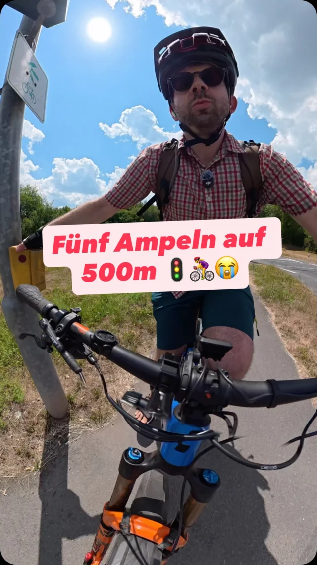 Fünf Ampeln auf 500 Metern 🚦🚴‍♀️😭 kosten auf dem Arbeitsweg morgens und abends über 5 Minuten auf einer Strecke, die eigentlich nur 30 Minuten Fahrzeit hätte 😞 Toll wäre es, die Ampelphasen genau an den Autoverkehr anzupassen, ohne große Drückerei. Dann hätte man zumindest etwas Zeit gewonnen ⏰

#hösbach #landkreisaschaffenburg #aschaffenburg #fahrrad